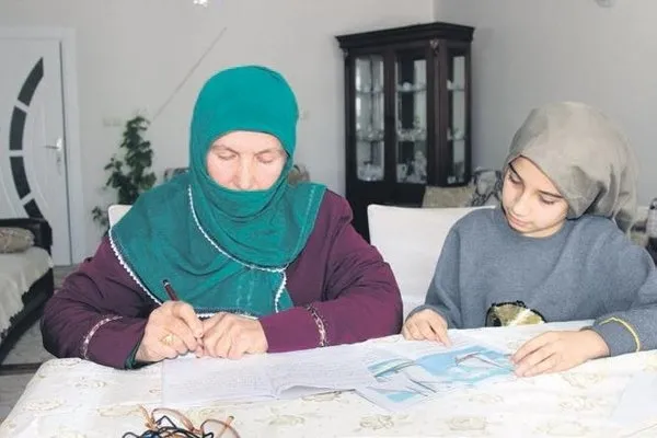 Vanlı 10 çocuk annesi Aslı teyze torunundan okuma yazma öğreniyor - 3