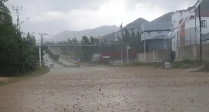 meteoroloji-uyarmisti-vanda-bircok-ilce-sele-teslim-oldu-1719268368685.jpg Meteoroloji uyarmıştı: Van'da birçok ilçe sele teslim oldu - 3
