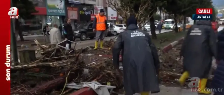 Antalya'da kuvvetli yağış sele neden oldu: Acı haber geldi! Kumluca ve Finike'de eğitime 1 gün ara verildi | Hayati uyarı 15