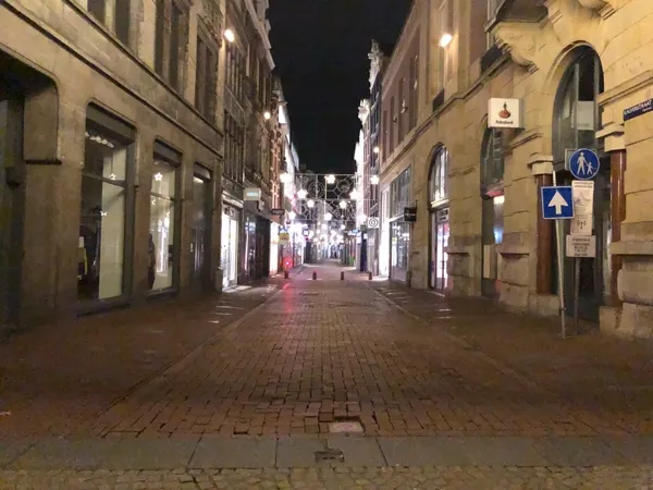 Son dakika: Kovid-19 nedeniyle Hollanda genelinde sokağa çıkma kısıtlaması başladı