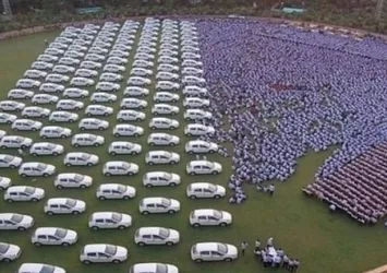 Çalışanlarına 400 daire 1260 otomobil verdi