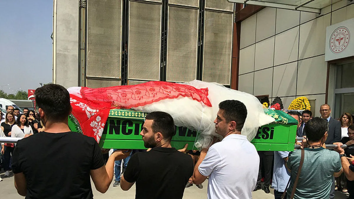 Tabutuna gelinlik örtülen sağlık personeli Nazife Çelebi son yolculuğuna uğurlandı