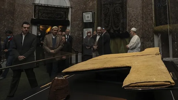 hirka-i-serif-camii-nerede-hirka-i-serife-nasil-gidilir-ziyarete-acildi-mi-hirka-i-serife-giden-otobus-hatlari-1650629528745.jpg Hırka-i Şerif Camii nerede? Hırka-i Şerif'e nasıl gidilir, ziyarete açıldı mı? Hırka-i Şerif'e giden otobüs hatları - 6