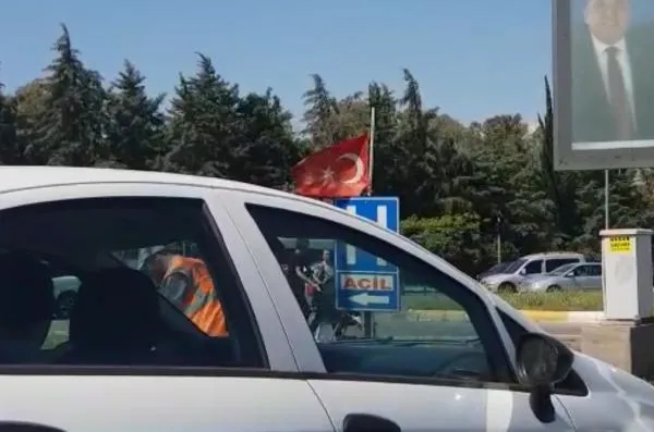Antalya'da duygulandıran anlar! Türk bayrağını temizleyip tabelaya astı - 1