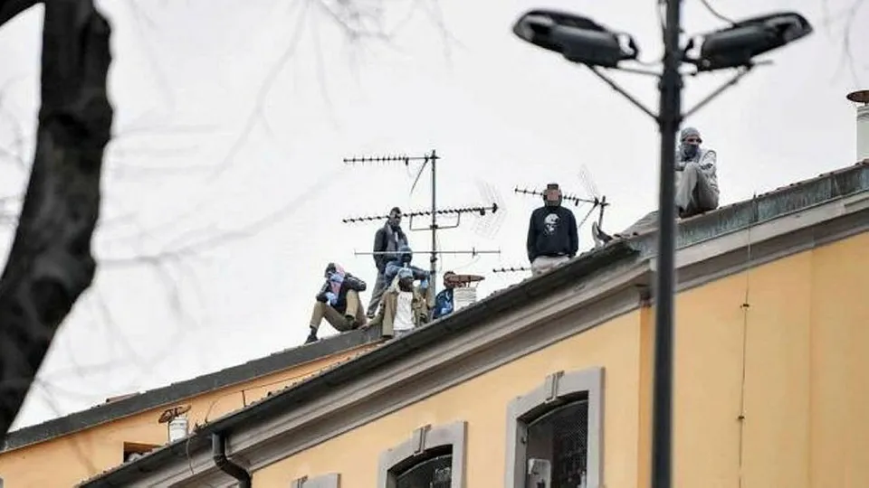 İtalya’daki bir cezaevinde koronavirüs isyanı