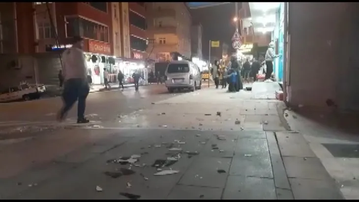 İstanbul Esenyurt’ta meydan savaşı gibi kavga! Sopa-satır-taş...