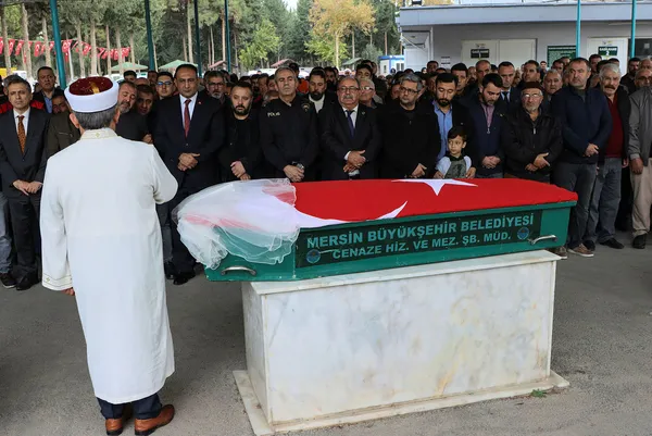 sinif-arkadasi-tarafindan-oldurulmustu-12-yasindaki-fatmanisa-son-yolculuguna-ugurlandi-1669893134418.jpg Sınıf arkadaşı tarafından öldürülmüştü! 12 yaşındaki Fatmanisa son yolculuğuna uğurlandı - 1