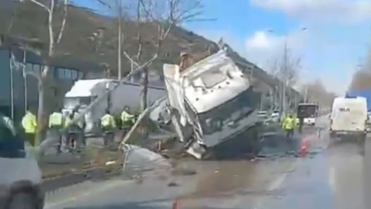 Buzlanma nedeniyle kontrolden çıkan tır refüje girdi
