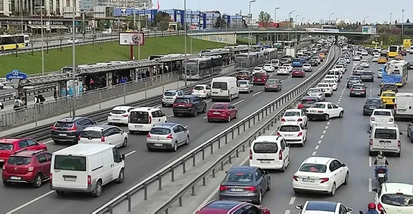 1682166217062.jpeg İstanbul'da trafik kilitlendi! Yoğunluk haritası renk değiştirdi - 3