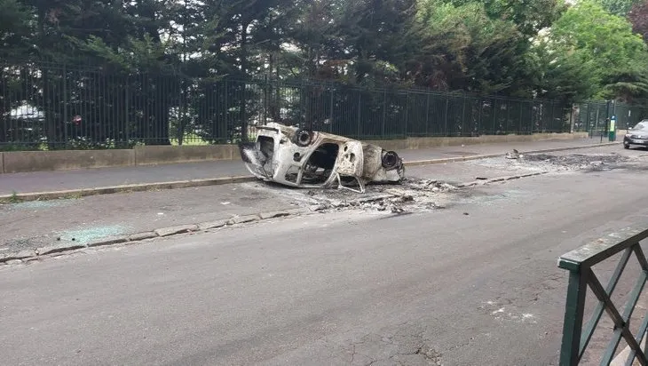 Fransa'da büyük isyan! Araçları alev topuna çevirdiler! 5 günlük sokağa çıkma yasağı