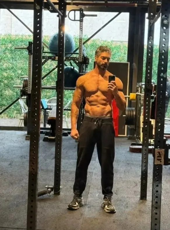 kurulus-orhanin-flaviusu-sukru-ozyildiz-spor-salonunda-kaslariyla-sov-yapti-1766840796400.jpeg Kaynak: Instagram