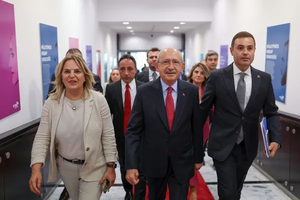 gerilimde-son-perde-chpde-kiliclar-cekiliyor-kemal-kilicdaroglu-ile-ekrem-imamoglu-arasinda-yuzlesme-1690034529029.jpg CHP toplantısında gerginlik! Kılıçdaroğlu seçimler için talimat verdi! Ekrem İmamoğlu kendisini savundu... - 1