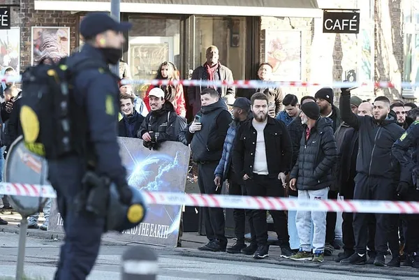 İsveç’te Kur’an-ı Kerim yakan Rasmus Paludan bu kez Kopenhag’da yaktı! Her cuma Kur’an yakacağım demişti