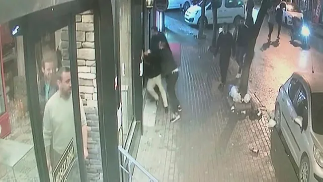 İstanbul’da silahlı kavga kamerada! Lüks cipini husumetli olduğu şahsın üzerine sürdü - 5