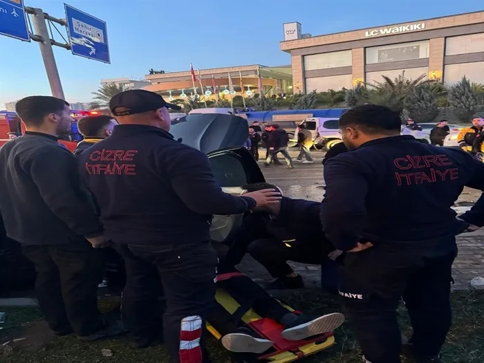 sirnakta-vinc-dehset-sacti-kavsakta-6-araca-carpti-7-yarali-1766165928151.jpeg Fotoğraf (DHA)