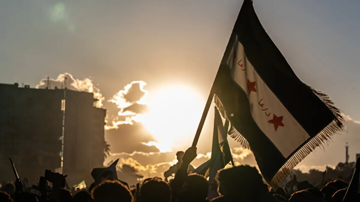 Suriye'de özgürlük kutlaması! Ellerde bayrak, dillerde tekbir