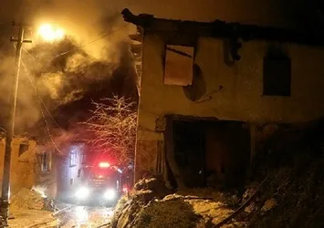 Benzinle soba yakmak isterken evini yaktı