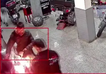 Tamircide motosiklette yangın: O anlar kamerada