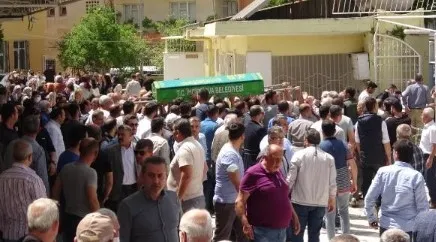 aydinda-liselilerin-oyunu-kanli-bitti-15-yasindaki-arda-topraga-verildi-1650981881857.jpg Aydın’da liselilerin oyunu kanlı bitti! 15 yaşındaki Arda toprağa verildi - 2