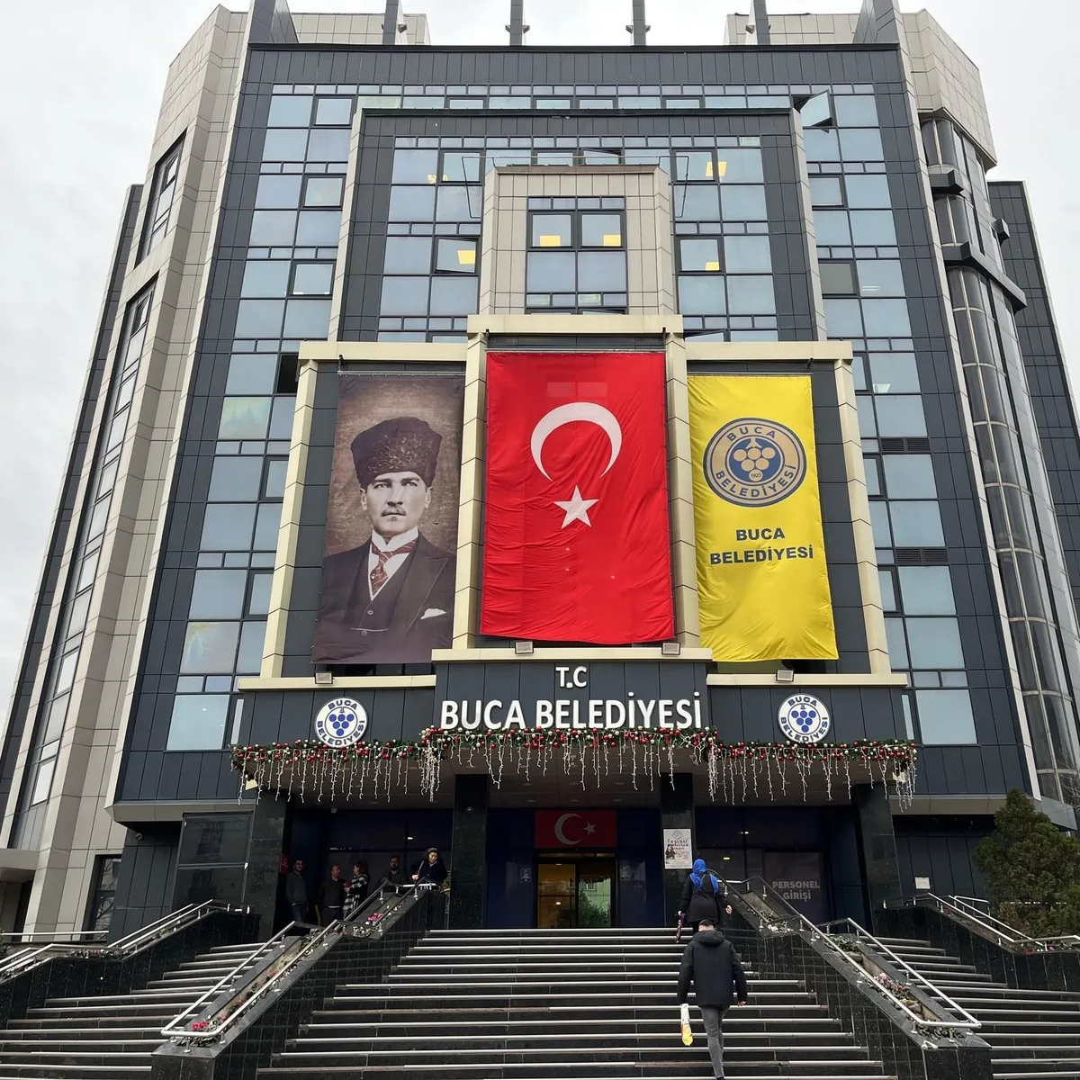 Buca Belediyesi'ne rüşvet operasyonu: Ruhsat ve Denetim Müdürü dahil 7 tutuklama