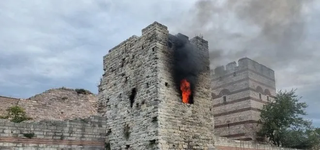 Fatih’te tarihi surlarda yangın! Kule alevlere teslim oldu