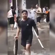 Felaketi fırsata çevirdiler! Yolda balık avı