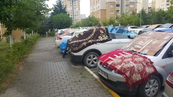 istanbulda-suruculer-dolu-yagisina-karsi-araclarini-korumaya-aldi-1621187900677.jpg