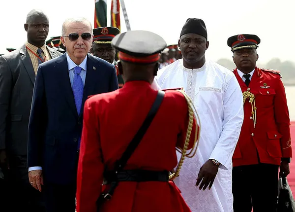 Son dakika: Başkan Erdoğan, Gambiya Cumhurbaşkanı Adama Barrow tarafından resmi törenle karşılandı