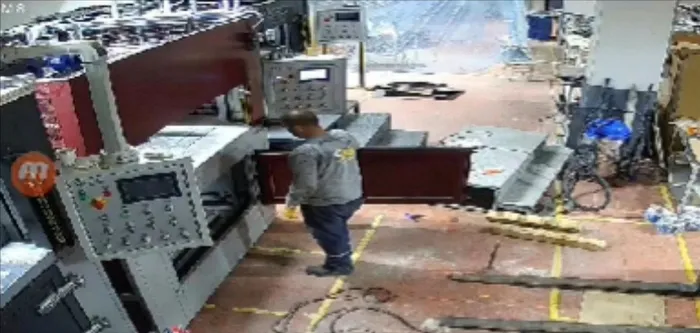 1715164442510.jpeg Ölüm presi! Fabrika sahibi içinde ezilerek can verdi! Dehşet anları kamerada - 2