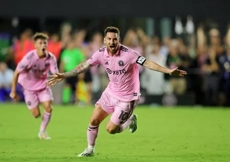 Lionel Messi'den inanılmaz başlangıç! Inter Miami ile ilk maçında son dakikada frikik golü