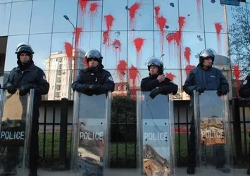Kosova Meclisi'ne saldırı