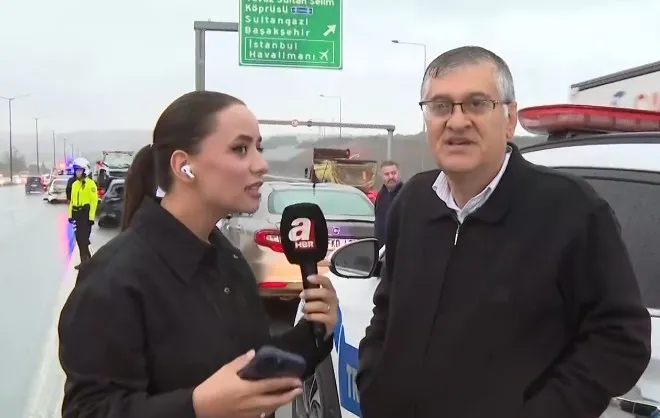 temde-zincirleme-kaza-yola-cikacaklar-dikkat-trafik-kilitlendi-1759120585203.jpeg Kazaya karışan sürücü yaşananları A Haber canlı yayınında anlattı.