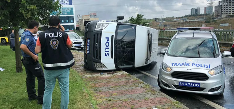 Başakşehir’de polis minibüsü devrildi: 1'i polis, 2 yaralı