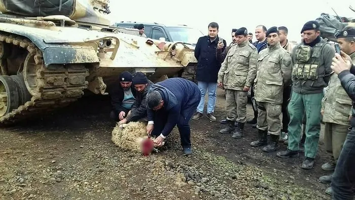 Mehmetçik bombaların üzerine Yörük teyzenin ismini kazıdı ve hainleri vurdu - 1
