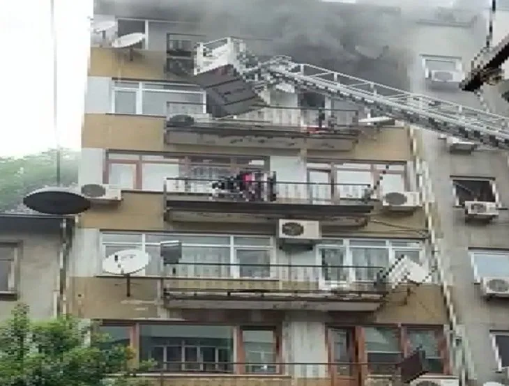 İstanbul Fatih’te korku dolu anlar! Balkonda can pazarı yaşandı! Canlarını kurtarmak için 5. kattan atladılar