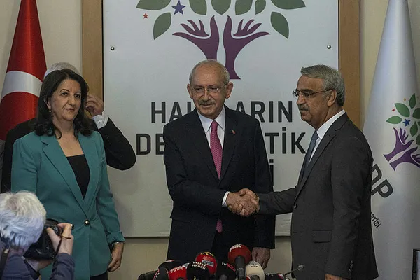 HDP ziyaretinde Kılıçdaroğlu’ndan Kürtçe yalanı! Eline tutuşturulan emirleri tek tek okudu...