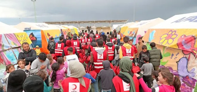 Türk Kızılay’ı depremzedelerin yanında! Psikologlar görünmez yaraları sarıyor
