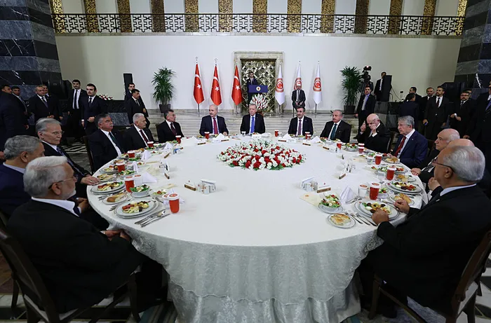 Başkan Erdoğan TBMM’de düzenlenen iftar programına katıldı! Milletvekilleriyle sohbet etti...