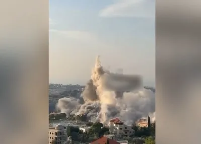 İsrail Lübnan’da bir binayı böyle vurdu