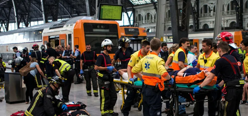 Barcelona’da tren kazası: 48 yaralı