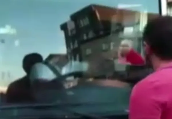 iett-otobusu-krizi-yolcular-yolu-kesti-1664347682634.jpg İETT otobüsü krizi! Yolcuların bazıları yol kesti bazıları ise metrelerce kuyruk oluşturdu - 1