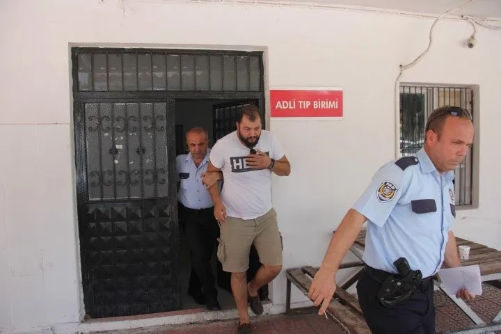 ’Hero’ yazılı tişörtle sınava girdi, gözaltına alındı