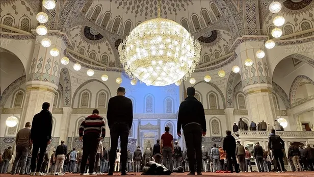 mevlid-kandili-anlam-ve-onemi-nedir-mevlid-kandilinin-faziletleri-neler-mevlid-ne-demek-mevlid-kandili-neden-k-1665128338672.jpg Mevlid Kandili anlam ve önemi nedir? Mevlid Kandili'nde hangi ibadetler faziletli? Mevlid ne demek? Mevlid Kandili neden kutlanıyor? - 4