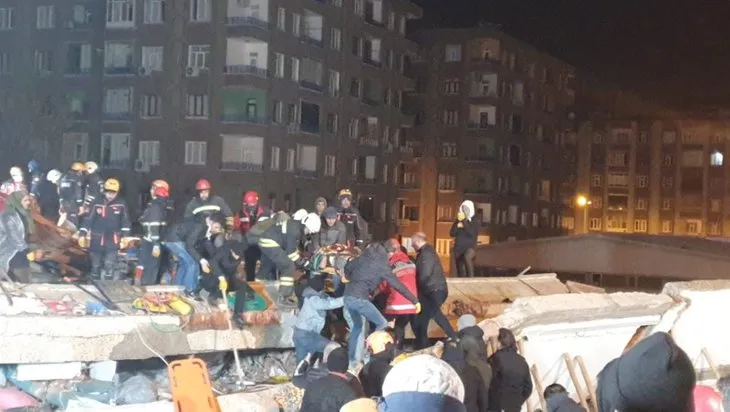 Depremden saatler sonra mucize kurtuluşlar! Umutlu bekleyişler sürüyor