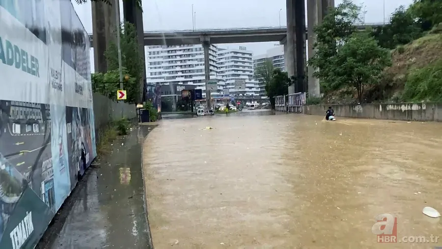 İstanbul'u sağanak vurdu! Yollar göle döndü, araçlar sulara gömüldü | Eminönü'nde dükkanları su bastı | Beykoz'da istinat duvarı çöktü 19