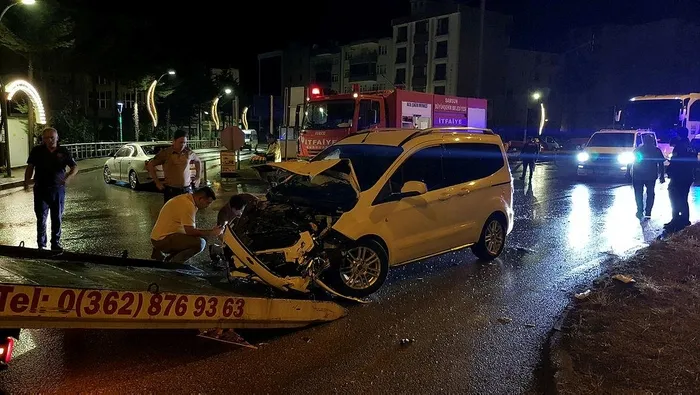 samsunda-kavsakta-kaza-4-yarali-1720329347422.jpeg Samsun'da kavşakta kaza! 4 yaralı - 2