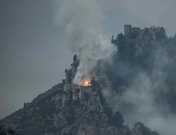 KKTC'de tarihi St. Hilarion Kalesi'nde yangın - 3