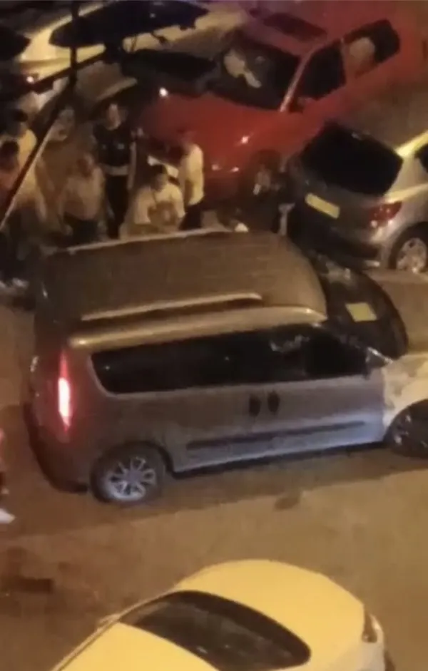 bursada-otopark-kavgasi-mahalleli-sokaga-dokuldu-1663827801664.jpg Bursa’da otopark kavgası! Mahalleli sokağa döküldü - 2