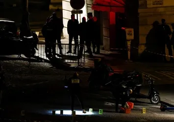 Paris'te polis "dur" ihtarına uymayan sürücünün aracına ateş açtı, 2 kişi öldü