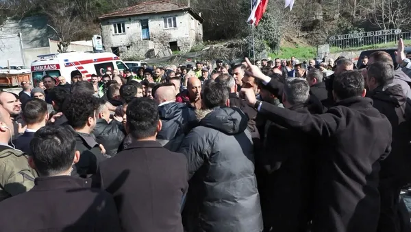 chpli-ibb-baskani-ekrem-imamogluna-sultangazide-vatandaslardan-yol-tepkisi-1708607277479.jpeg CHP'li İBB Başkanı Ekrem İmamoğlu'na Sultangazi'de vatandaşlardan yol tepkisi - 2